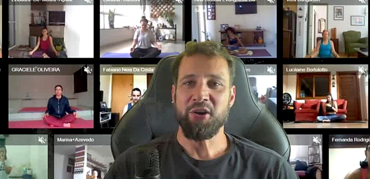 Prof. Daniel De Nardi conduzindo uma aula online ao vivo pelo computador, com a turma em videochamada