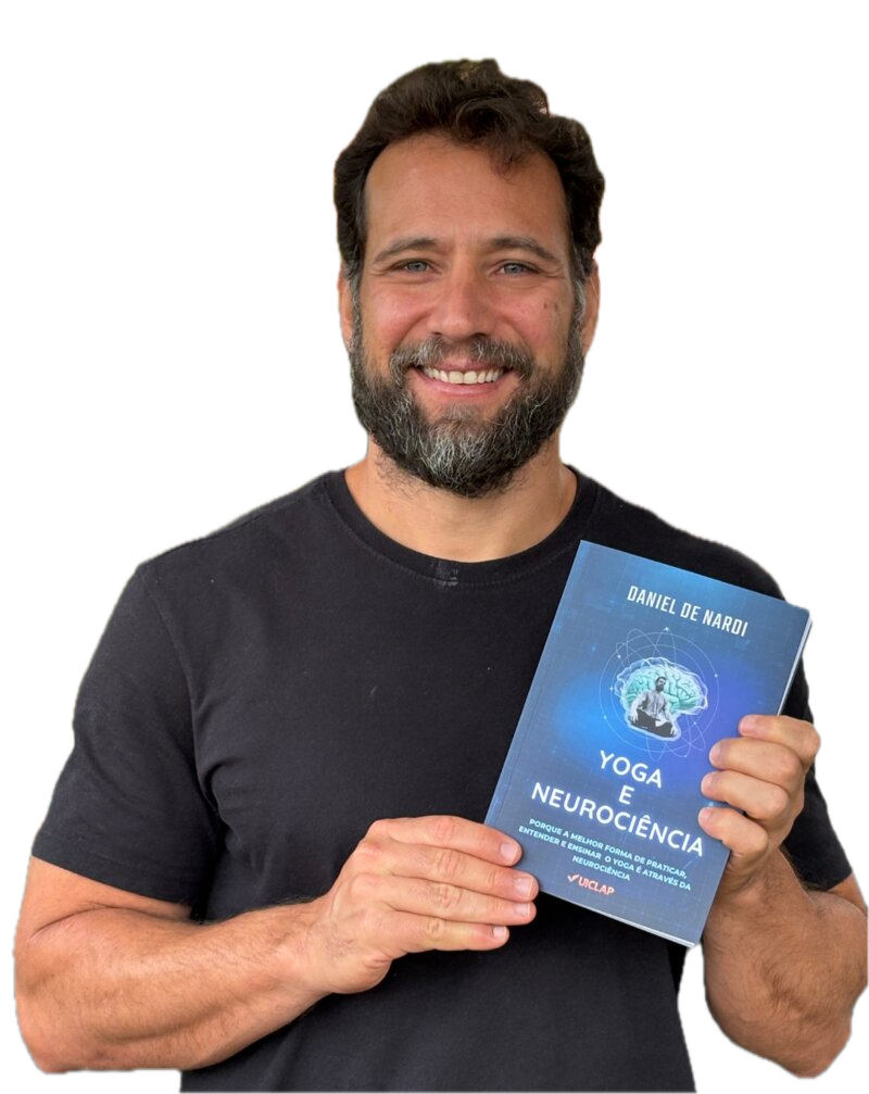 Prof. Daniel De Nardi segurando o livro Yoga com Neuroci&ecirc;ncia