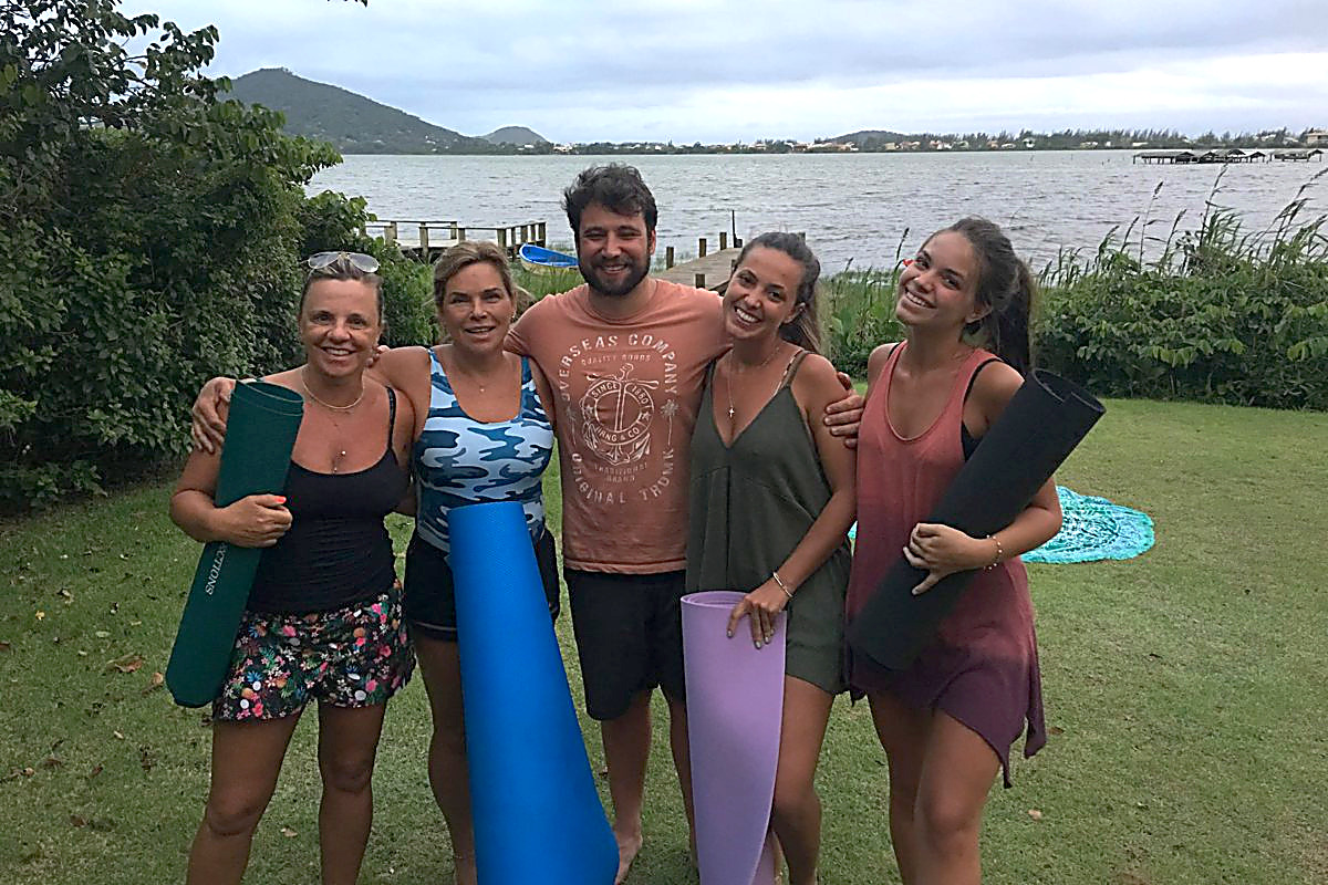 Prof. Daniel De Nardi com uma turma de alunas depois da pr&aacute;tica